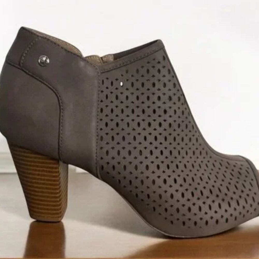 Giani Bernini Gray Perforated Ankle Booties Chunky Heel Women’s 7.5 - Picture 1 of 14